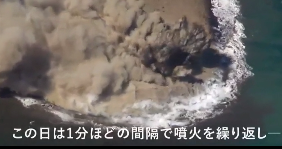 Una grieta de 15 kilometros provocada por el volcan en erupcion atraviesa la ciudad islandesa de Grindavik : Internacional de