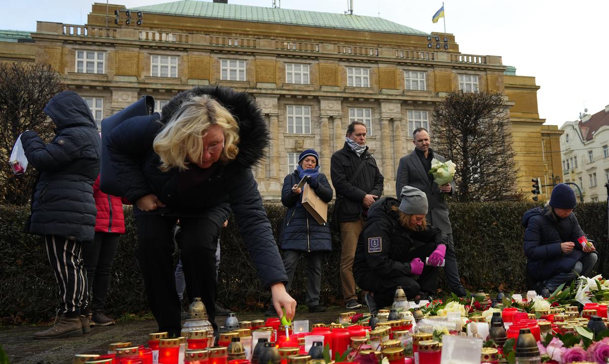 Policia busca motivo de tiroteo mientras residentes de Praga lamentan la muerte de 14 personas : Noticias de