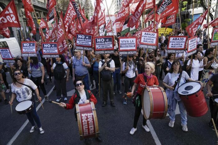 Miles de manifestantes protestan en Argentina contra el plan de ajustes economicos de Javier Milei : Noticias de