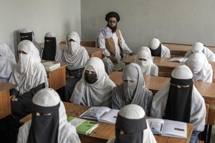 Niñas afganas terminan el sexto grado entre lagrimas : Noticias de