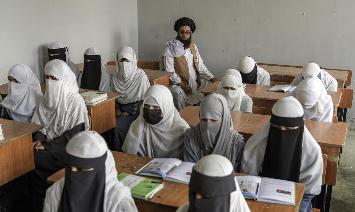 Niñas afganas terminan el sexto grado entre lagrimas : Noticias de