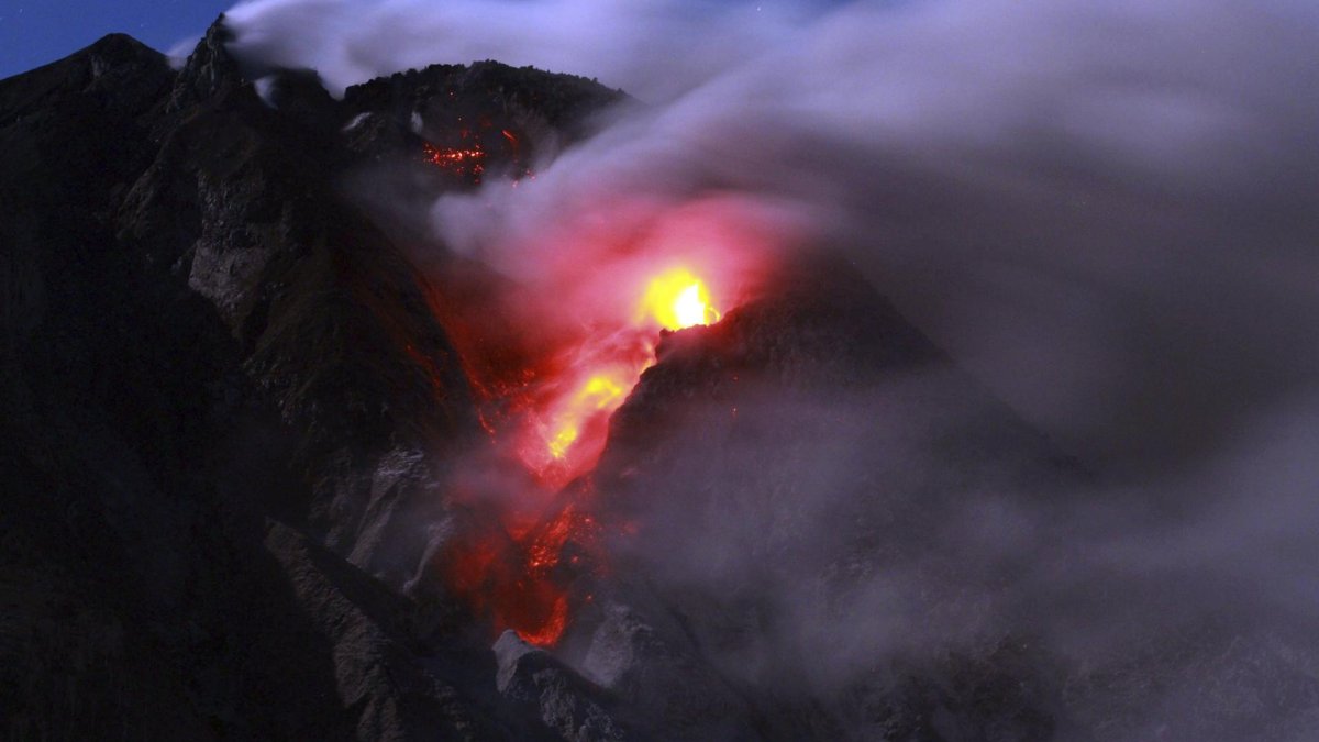 Erupcion de volcan deja 11 alpinistas muertos y 12 desaparecidos en Indonesia : Noticias de