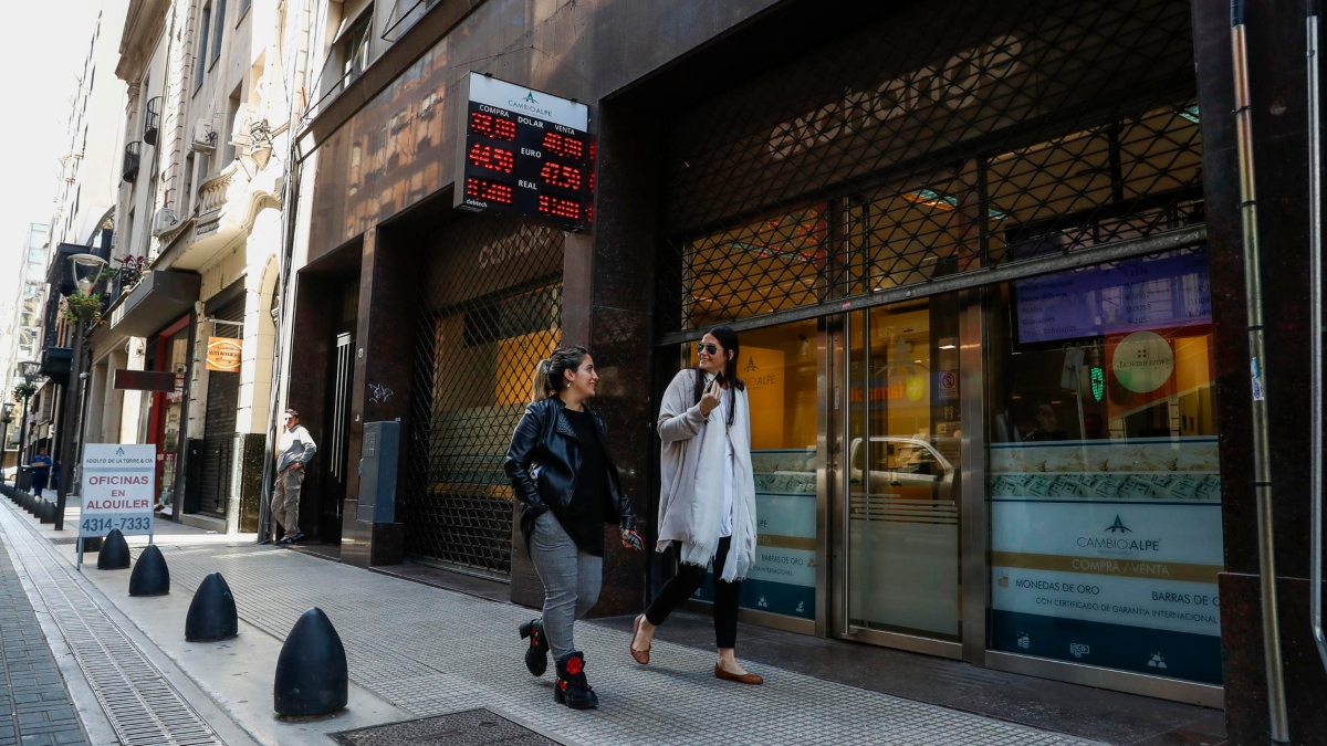 Argentina devalua 50% su moneda y anuncia un paquete de urgencia : Noticias de