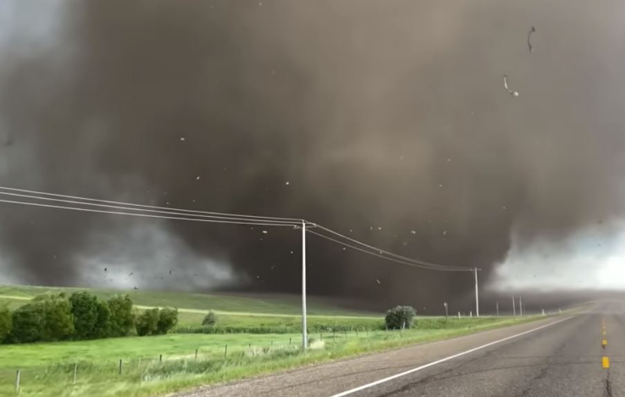 Hallan vivo en un arbol a un bebe de cuatro meses arrastrado por un tornado en EE UU : Internacional de