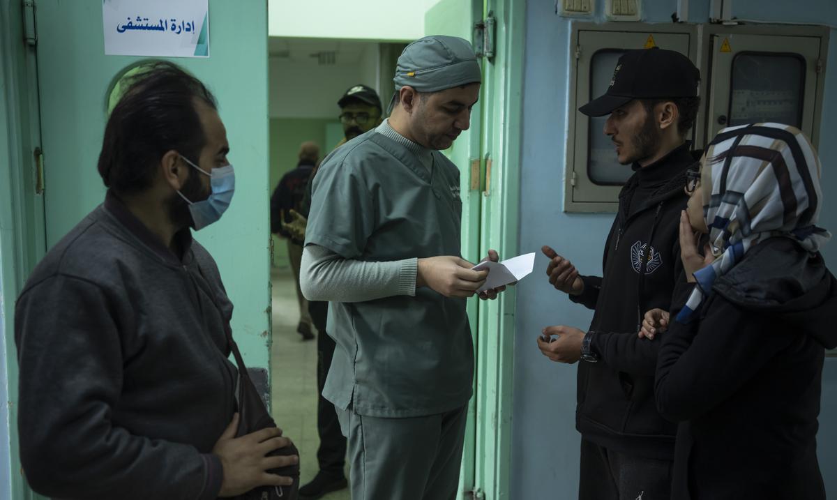 Tras 100 dias de guerra, medico en Gaza se obliga a aceptar el horror en su lucha por salvar vidas : Noticias de