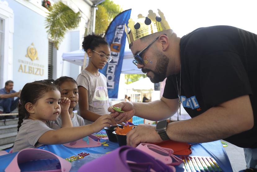 Asi los niños gozan en las Fiestas de la Calle San Sebastian : Entretenimiento de Puerto Rico
