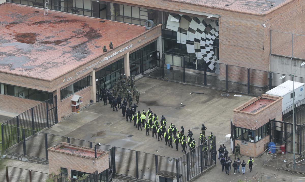 Miles de militares y policias intervienen en carceles de Ecuador tras una semana de incidentes y violencia : Noticias de