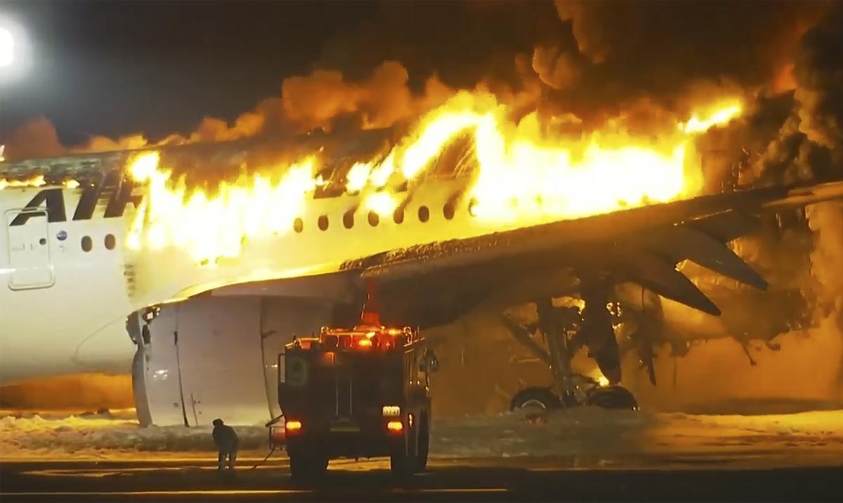 Inician investigaciones sobre el choque fatal de dos aviones en aeropuerto de Tokio : Noticias de