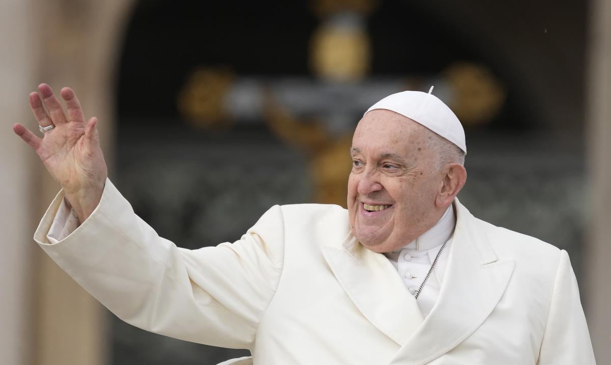 El papa Francisco defiende la bendicion de parejas homosexuales y dice que no piensa en una renuncia : Noticias de
