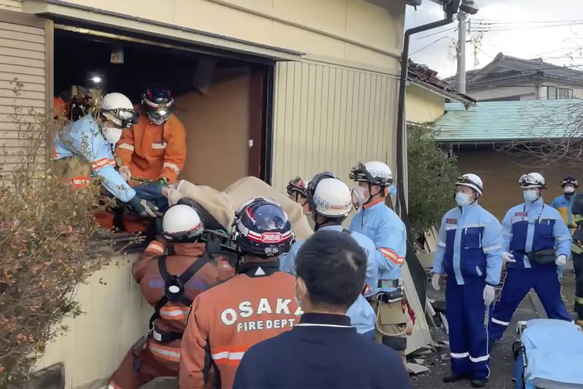 72 horas despues, encuentran sobrevivientes entre las casas caidas tras sismo que dejo 94 muertos en Japon : Noticias de