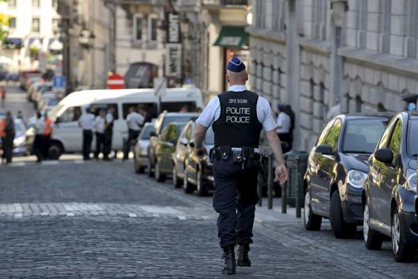 Una mujer armada con un rifle y acompañada por un niño perpetra un tiroteo en la iglesia de un telepredicador… y acaba siendo abatida : Internacional de