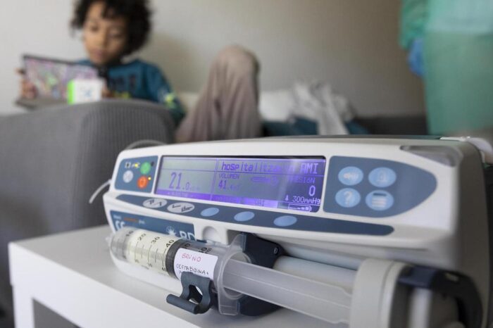 La telemedicina permite que Bruno, de 10 años y con fibrosis quistica, este ingresado en casa: “El hospital te consume” : Trending de Colombia