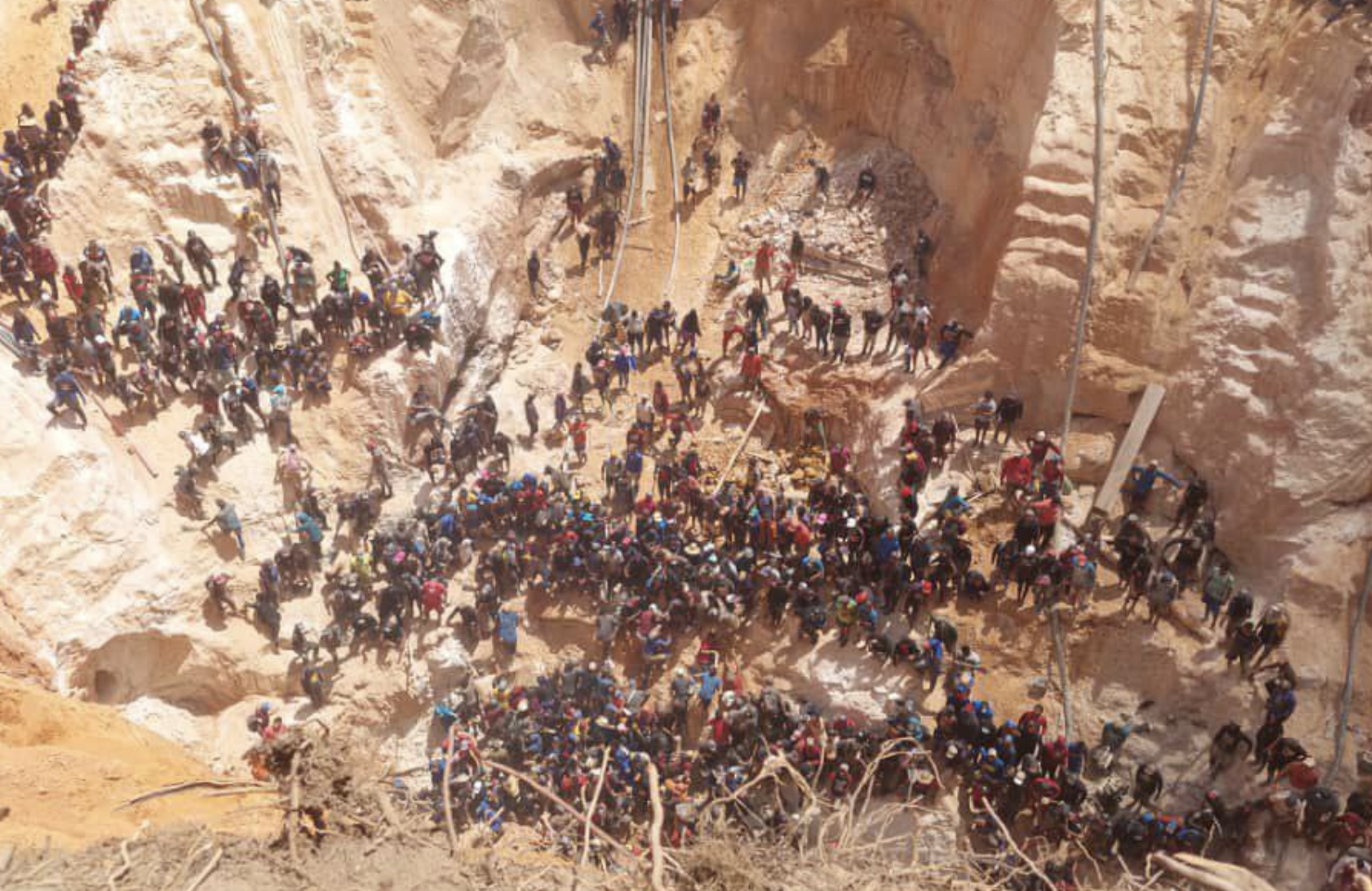 ¿Como la arena pudo ‘engullir’ a dos niños y causar la muerte de uno mientras jugaban en la playa? Los especialistas explican el suceso : Internacional de