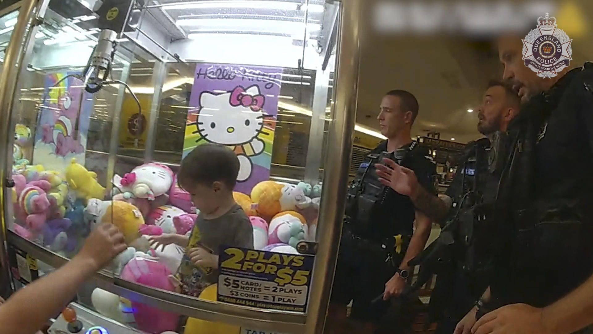 En video: policia rescata a un niño que quedo atrapado en una maquina de gancho con peluches : Noticias de