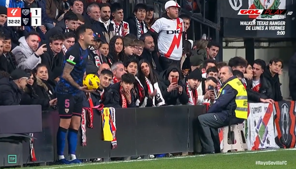 Lo nunca visto: un aficionado del Rayo mete el dedo en el ano a Ocampos durante el partido : Deportes de España