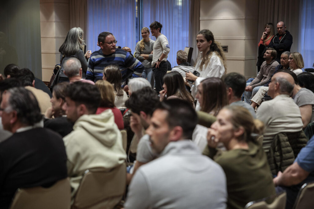 Los vecinos afectados en Valencia empiezan a asumir la tragedia: “He venido a ver el edificio y estoy desolado” : Noticias de España