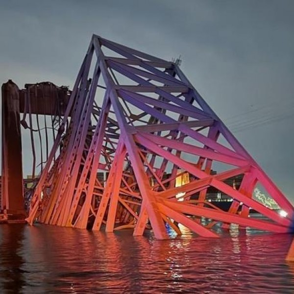 El buque que derribo el puente de Baltimore contiene 56 contenedores con material peligroso : Internacional de