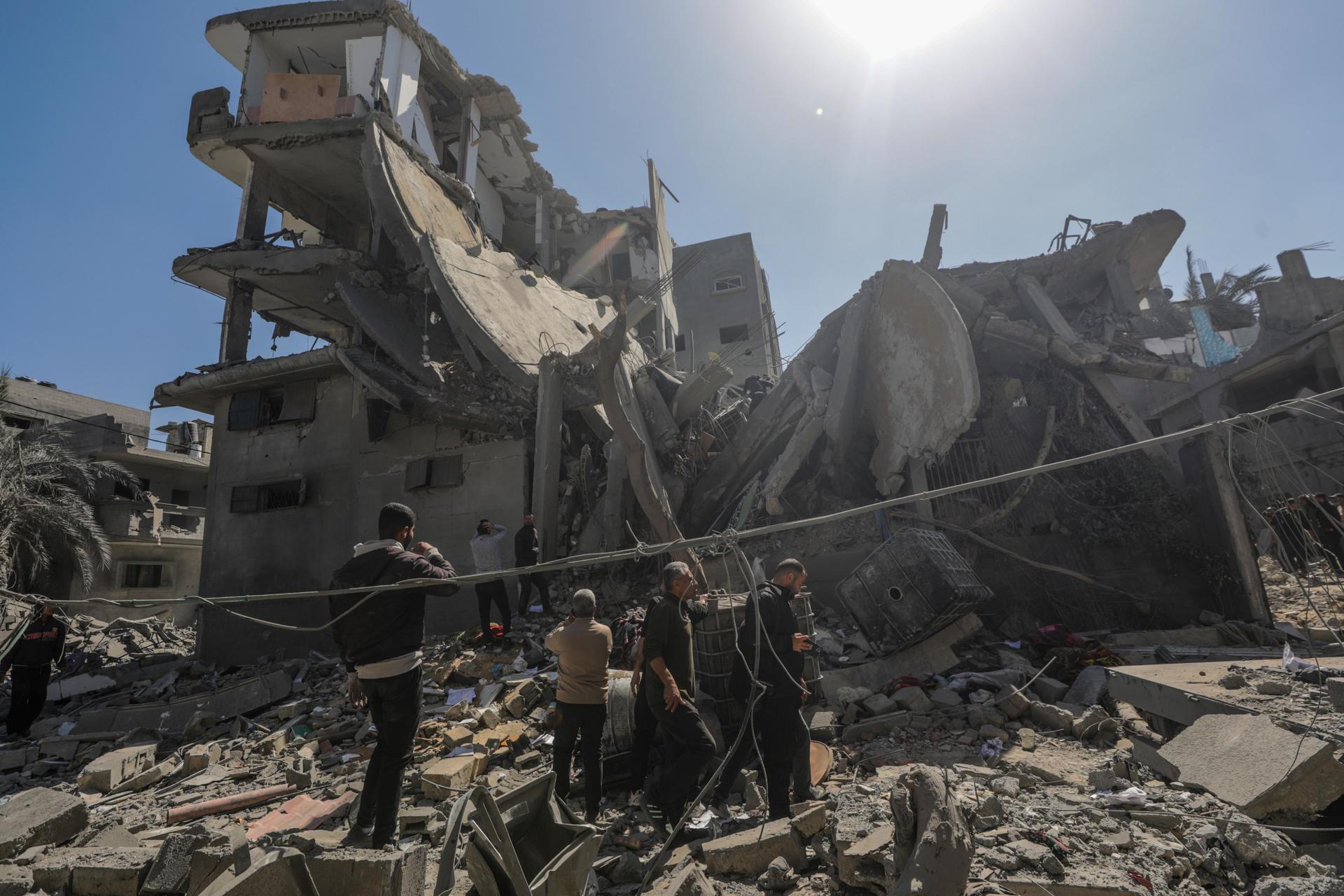 Caos en Egipto: la libra se devalua mas de un 32% y los tipos suben 600 puntos por las reformas para refinanciar la deuda del pais : Internacional de