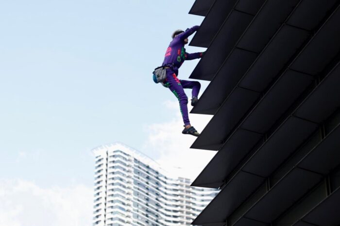 Impresionante hazaña: A sus 61 años el “Spiderman” frances escala un edificio de 711 pies : Noticias de