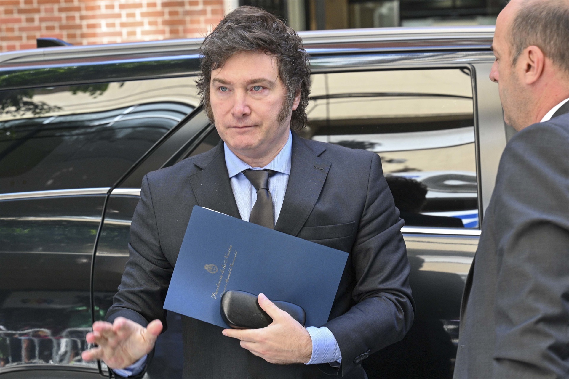 Milei promete dar de baja 70.000 contratos de trabajo en el Estado argentino : Internacional de