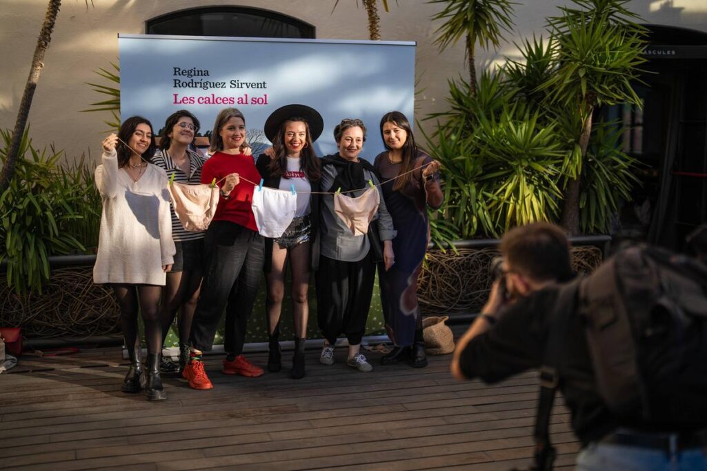 La ‘fiesta de las bragas’ de Regina Rodriguez Sirvent celebra el exito de su novela, ‘Les calces al sol’ : Entretenimiento de España
