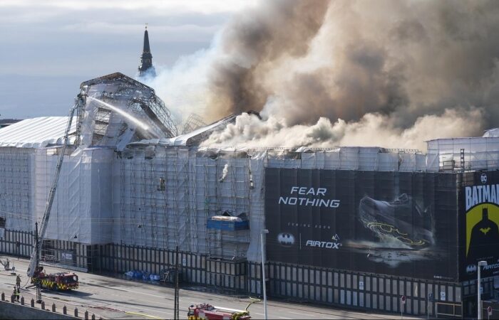Un incendio devora el historico edificio de la Bolsa de Copenhague : Internacional de