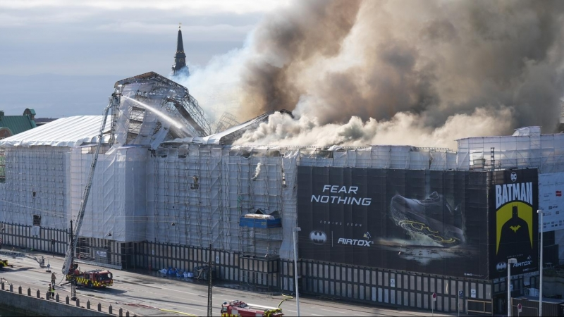 Un incendio devora el historico edificio de la Bolsa de Copenhague : Internacional de