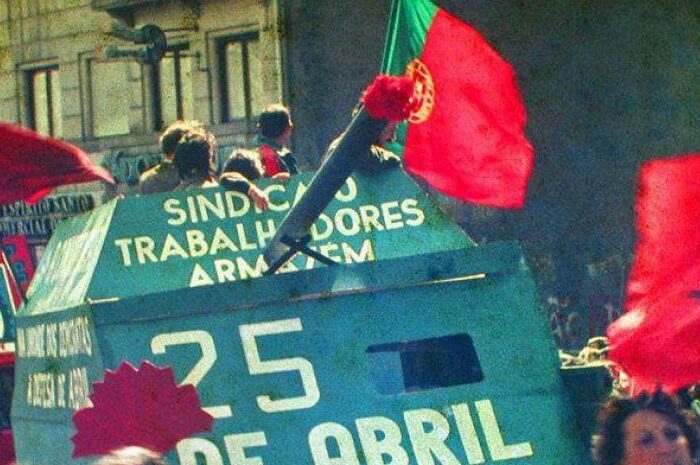 Una cancion y muchas flores para acabar con una dictadura: Portugal celebra los 50 años de la Revolucion de los claveles : Internacional de