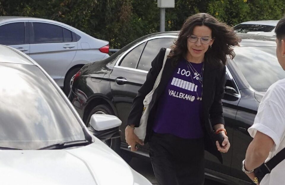 La historia de la camiseta con un ‘mensaje de orgullo’ que ha vestido Silvia Bronchalo durante el juicio contra su hijo Daniel Sancho : Entretenimiento de España