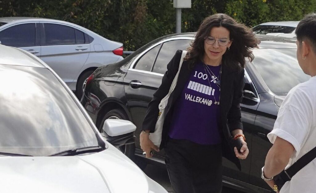 La historia de la camiseta con un ‘mensaje de orgullo’ que ha vestido Silvia Bronchalo durante el juicio contra su hijo Daniel Sancho : Entretenimiento de España