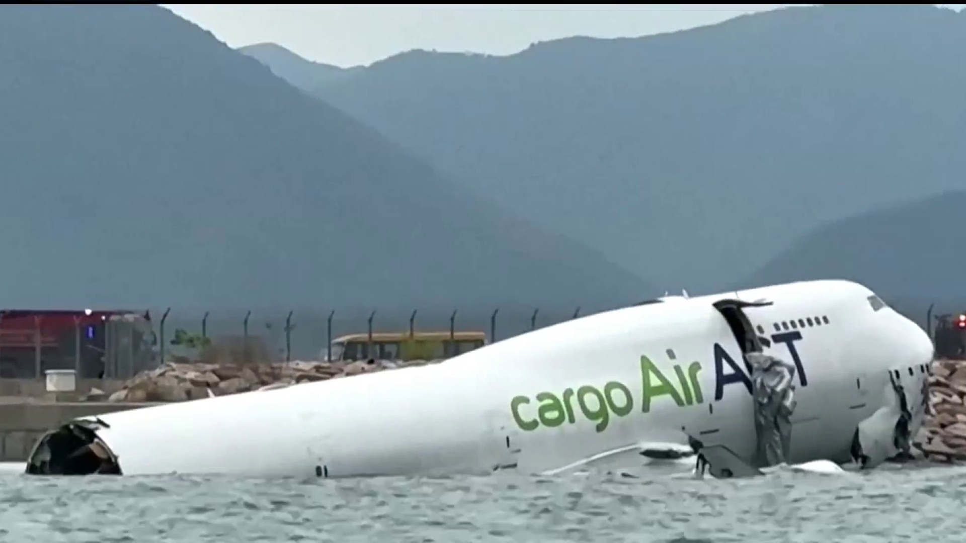 Mueren 2 trabajadores tras accidente de un avion de carga en el aeropuerto de Hong Kong