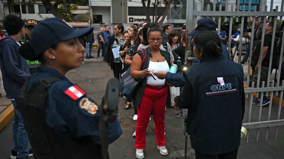 Peruanos eligen presidente y Congreso bicameral en comicios marcados por amplia oferta de candidatos : Noticias de